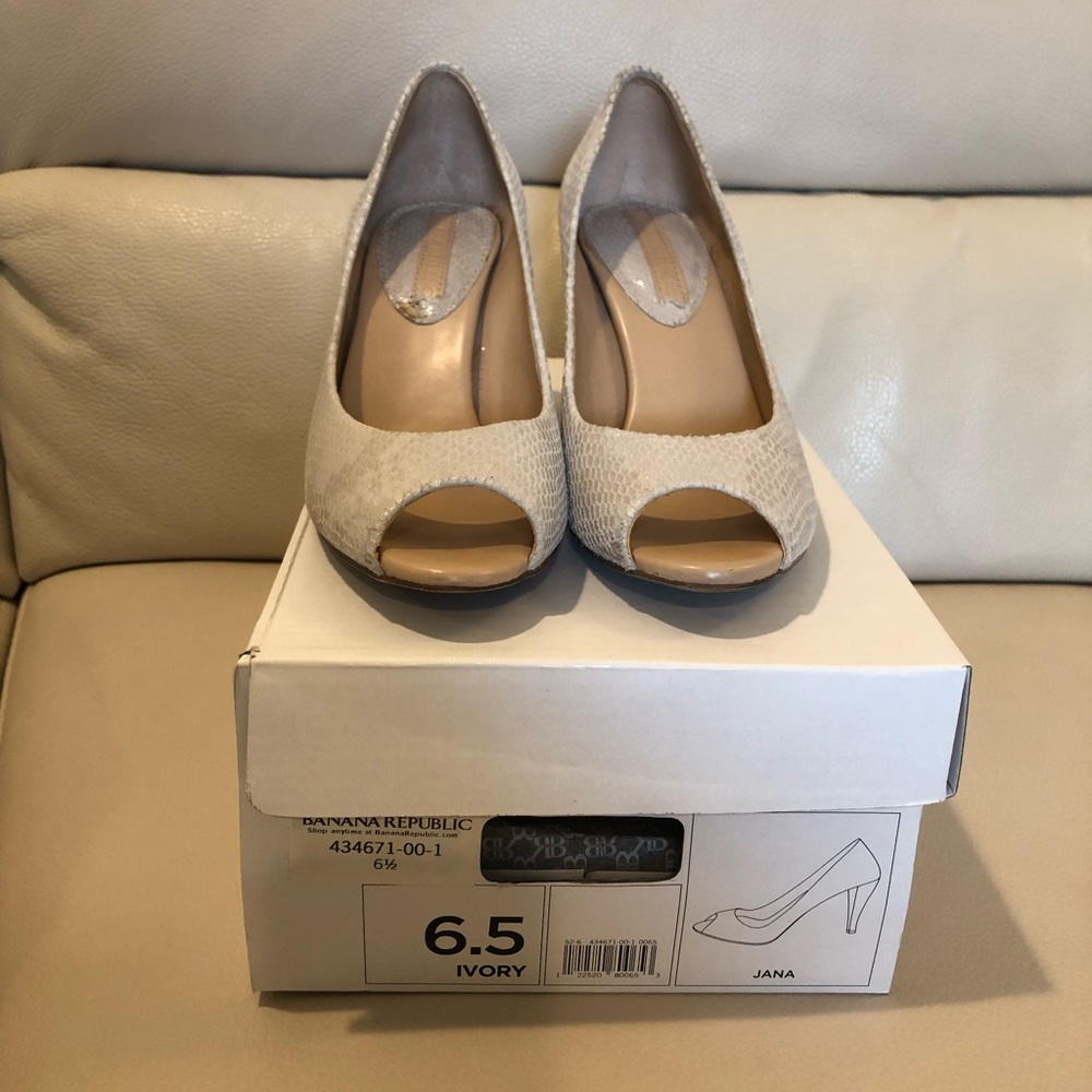 BANANA REPUBLIC Jana open toe pumps